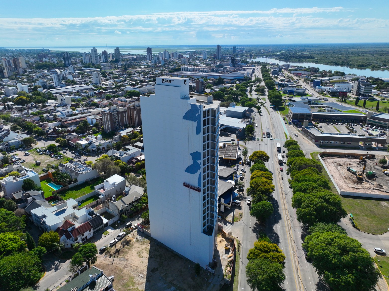 Estará ubicado en un punto central de la ciudad, donde a diario transitan miles de personas y vehículos.
