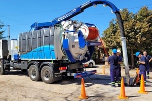 El camión permitirá trabajar en mantenimiento preventivo y no solo correctivo, gestionando cuencas cloacales, al margen de responder los reclamos que ya atiende la empresa.