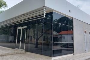 Otro dato importante es que ya están instalados, listos para su habilitación, los paneles solares que suministrarán energía fotovoltaica al edificio.