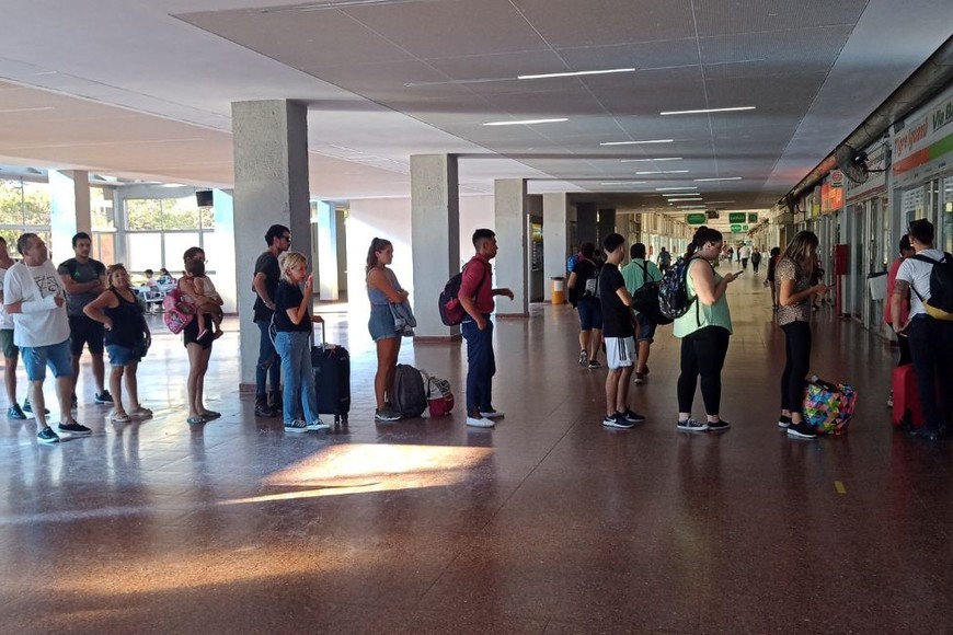 Largas también eran las colas para reprogramar los pasajes. Crédito: El Litoral.
