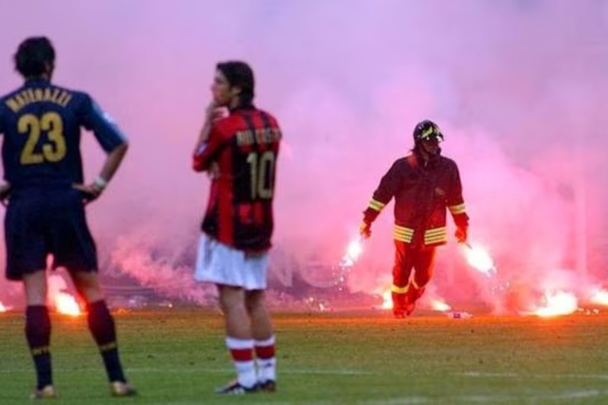 El último cruce por Champions entre los italianos debió suspenderse por incidentes desde la tribuna y clasificó el AC Milan.