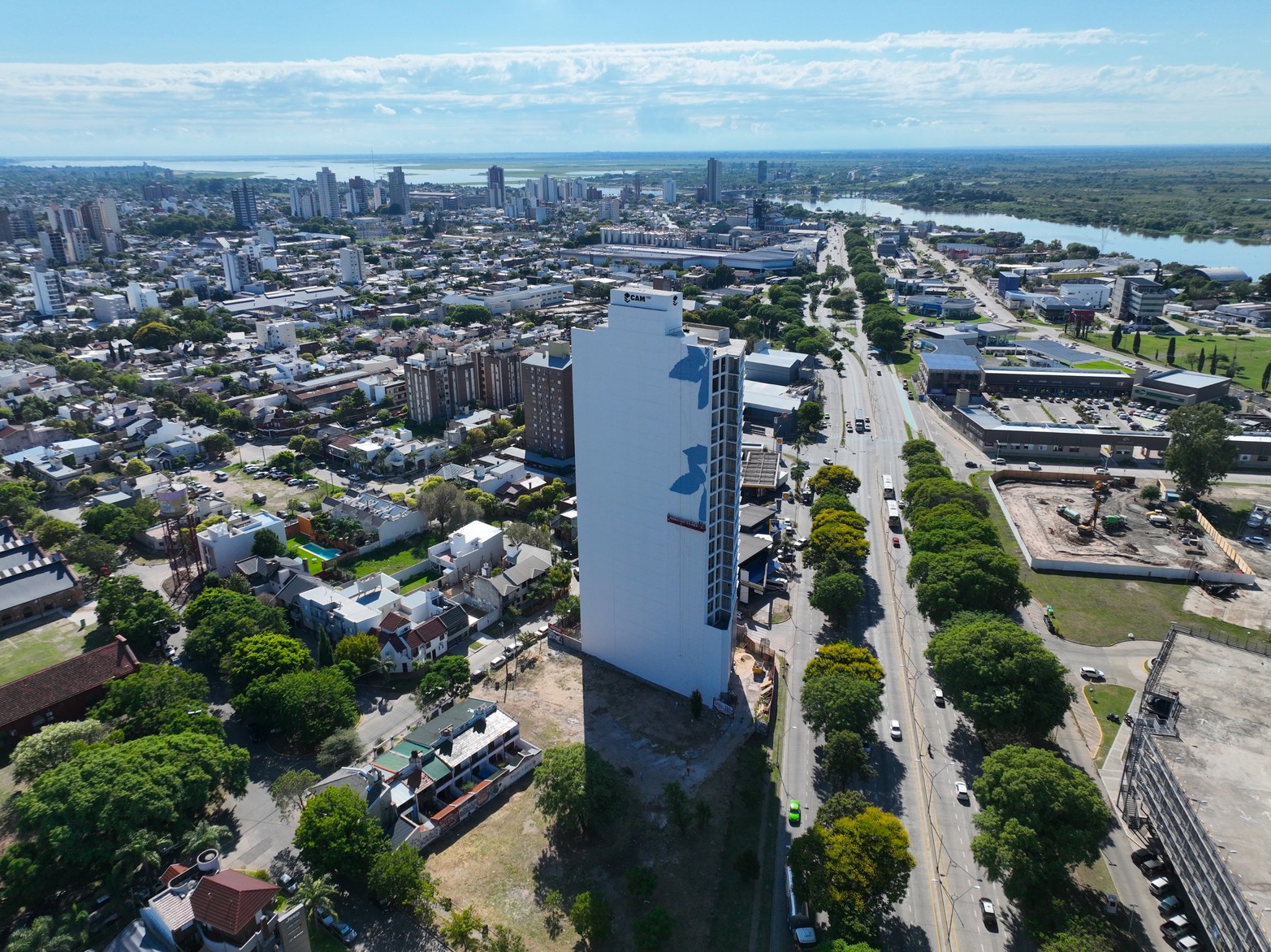El lugar elegido es Avenida Alem y la intersección con calle Alvear. Allí se está culminando el moderno edificio CAM 100.