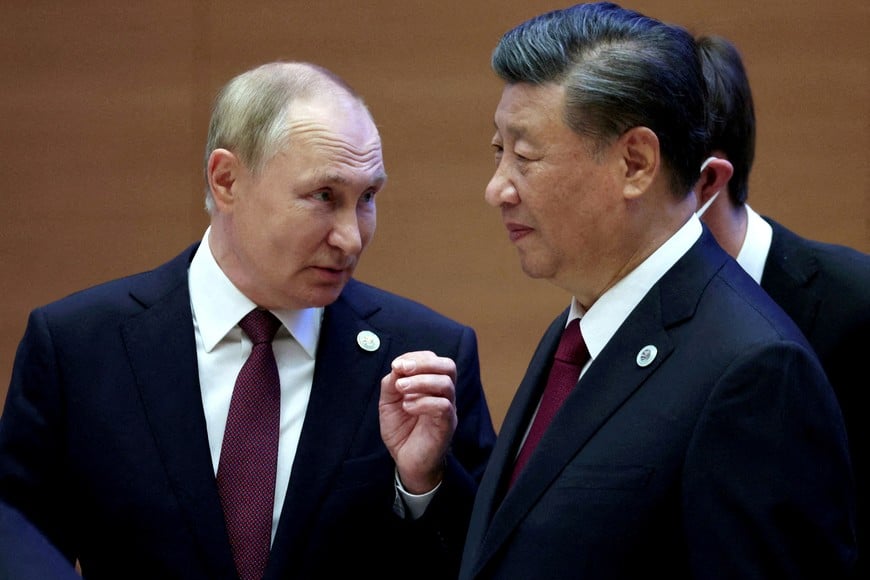 FILE PHOTO: Russian President Vladimir Putin speaks with Chinese President Xi Jinping before an extended-format meeting of heads of the Shanghai Cooperation Organization summit (SCO) member states in Samarkand, Uzbekistan September 16, 2022. Sputnik/Sergey Bobylev/Pool via REUTERS ATTENTION EDITORS - THIS IMAGE WAS PROVIDED BY A THIRD PARTY/File Photo