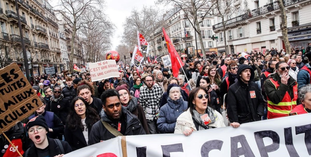 Se multiplicaron las protestas en Francia tras la reforma jubilatoria impuesta por Macron
