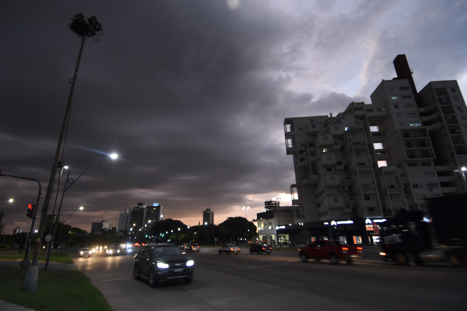 El amague. El frente nuboso rozó la ciudad y otra vez no llovió. Se esperan cambios para el día martes. Foto: Eduardo Edmundo Seval