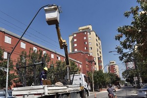 Habrá cuatro columnas de luminarias por cada cuadra, con artefactos de 19.000 lúmenes.