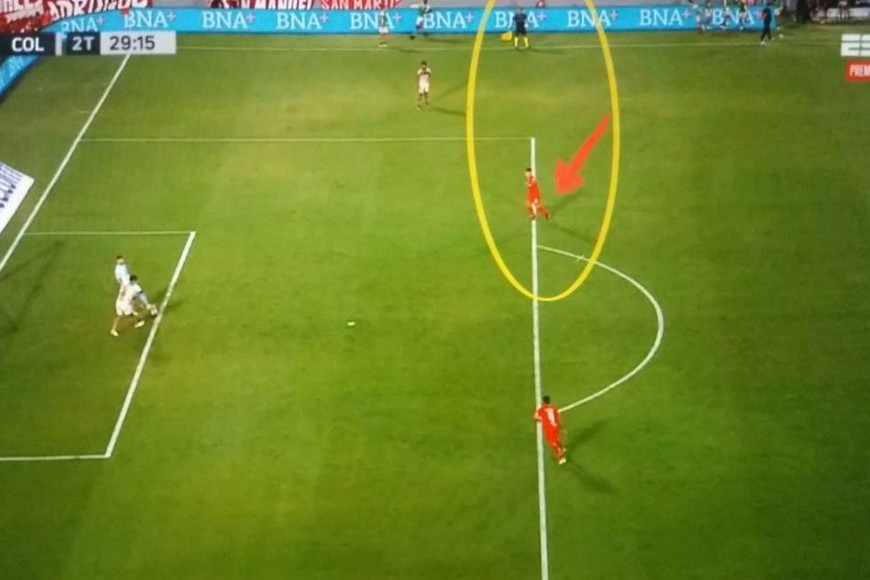 La captura de la imagen televisiva muestra el momento en el que Ignacio Chicco mueve la pelota antes de que Goltz la tome con sus manos. Hay un jugador de Independiente que está invadiendo la zona.