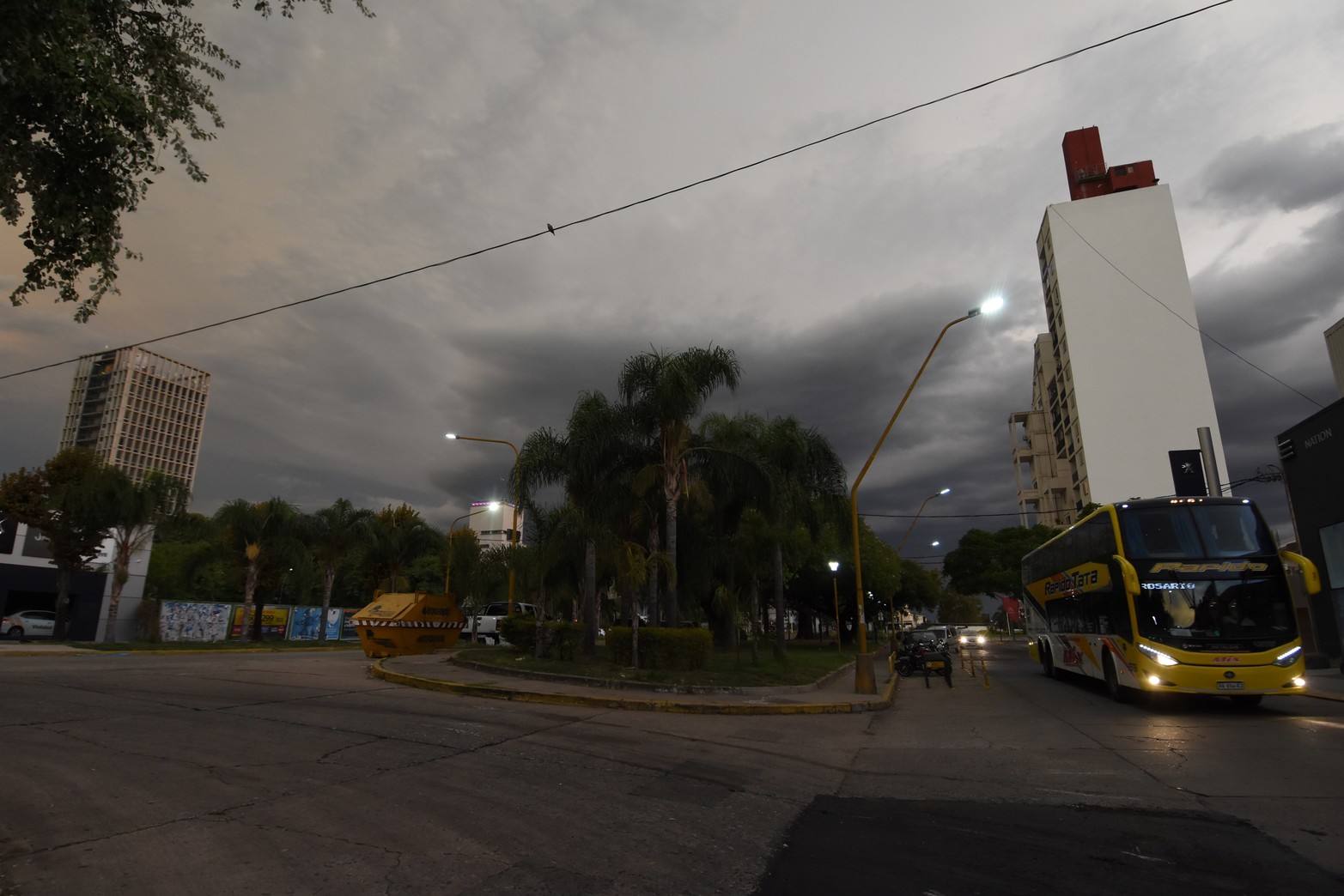 ¡Se viene una tormenta! La imagen tomada en Belgrano y Eva Perón.  Fotos : Eduardo Edmundo Seval