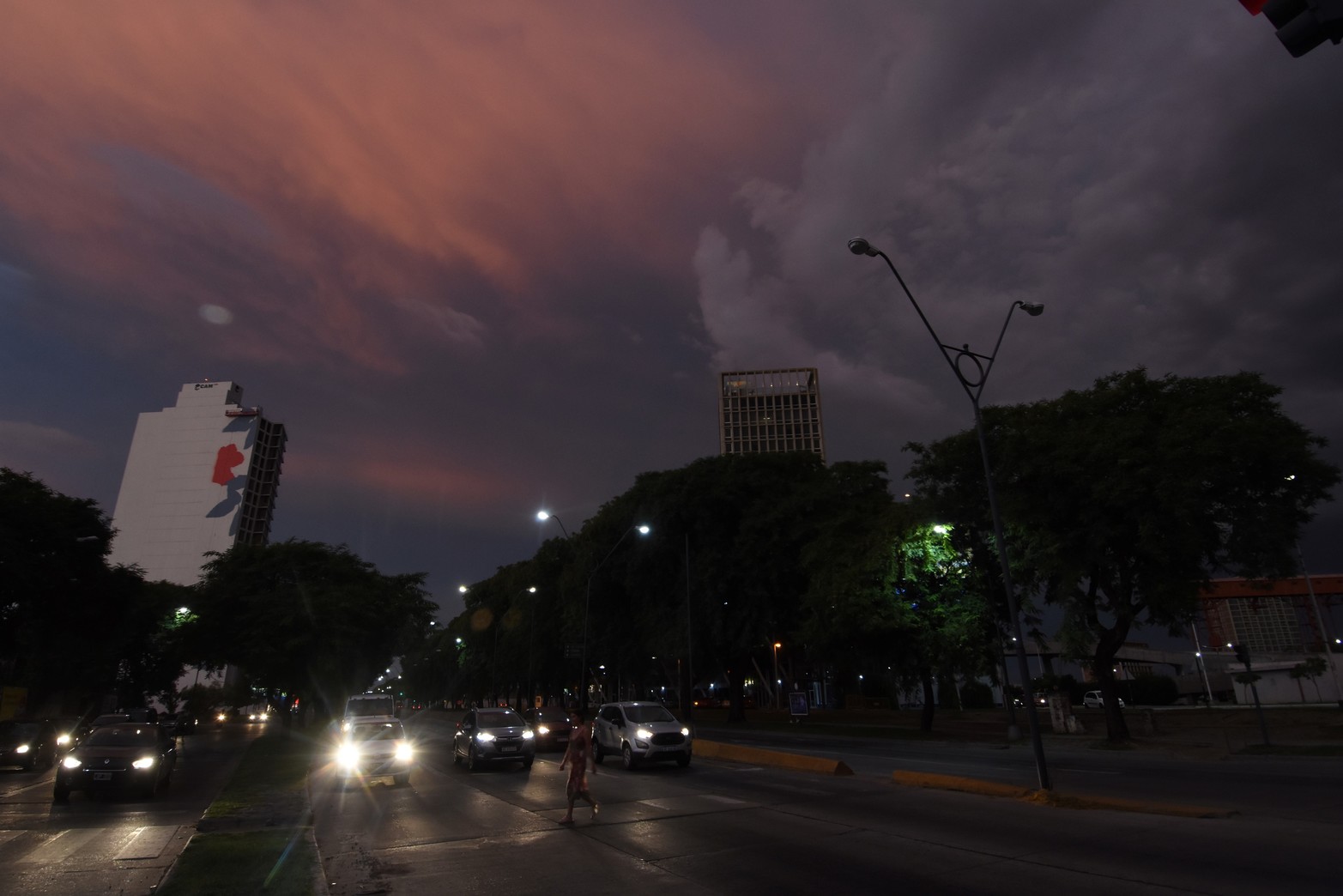 En avenida Alem y Belgrano así se observó el frente de tormenta. Eduardo Edmundo Seval