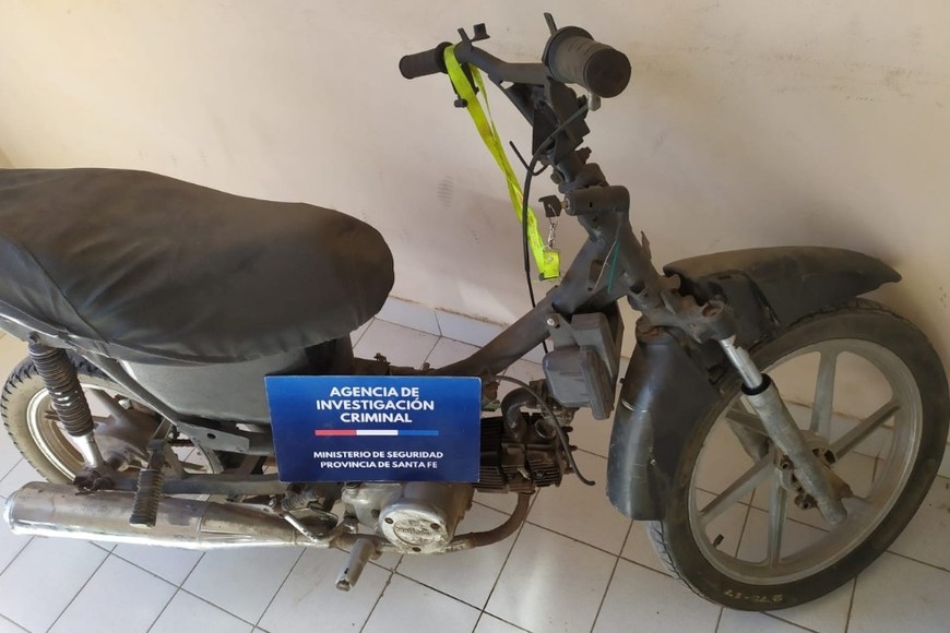 Los agentes se incautaron de indumentaria, motos, y caños de escopeta. Crédito: AIC