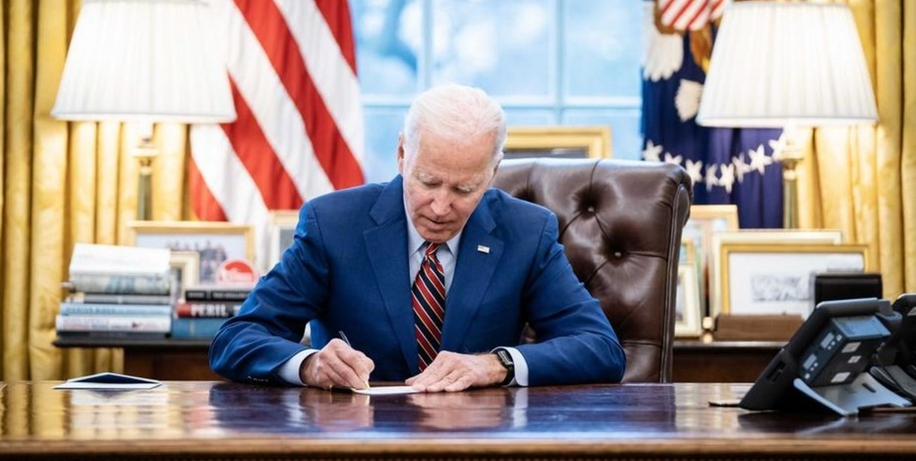 Biden promulgó la ley para desclasificar documentos sobre el COVID-19