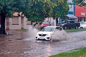 La intensa precipitación dejó agua acumulada en las calles.