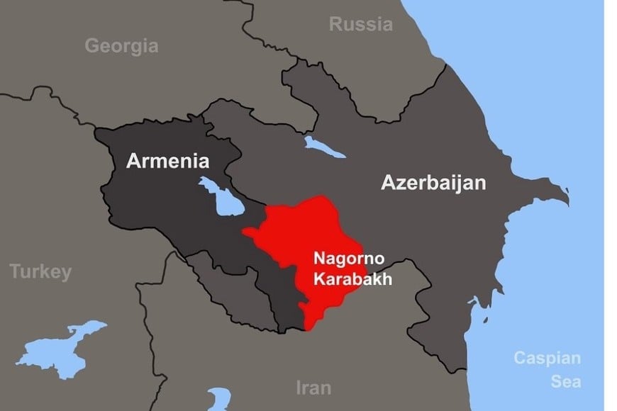 En rojo, la llamada República de Artsaj, actualmente dominio azerí y sobre el cual pretenden seguir avazando. Sobre el sur, Irán.