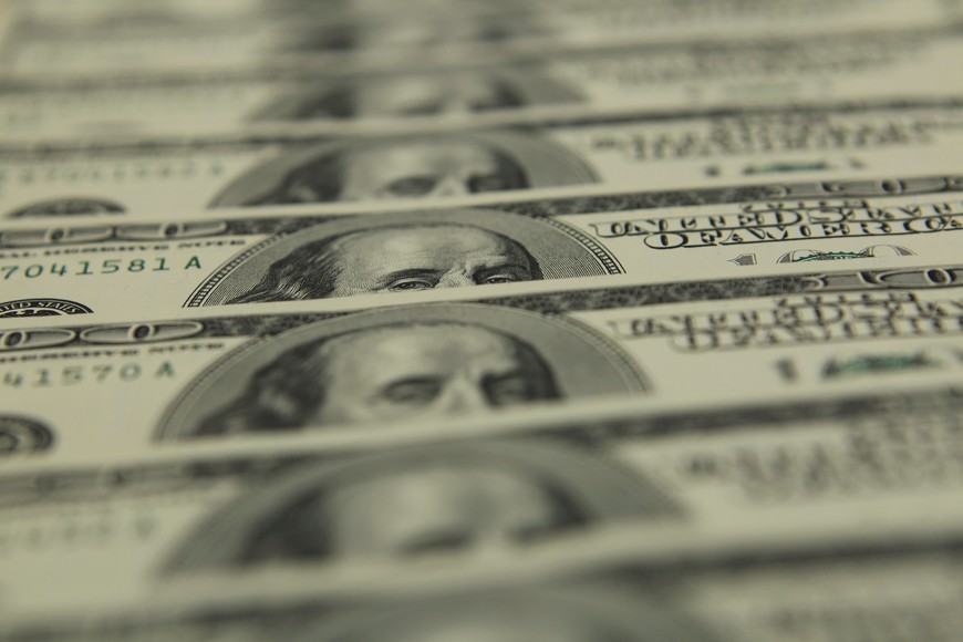 billetes de 100 dolares

An illustration picture shows U.S. Dollar banknotes in OTP bank in Budapest, November 23, 2011.  REUTERS/Laszlo Balogh (HUNGARY  - Tags: BUSINESS)   rumania budapest  billetes dolares banco otp