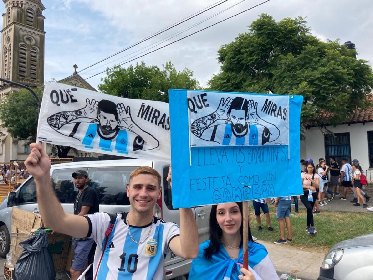 Gran cantidad de hinchas ya se acercan al estadio Monumental de Nuñez. La selección argentina se mide ante Panamá, en un amistoso en el que el fútbol es la excusa perfecta para que los campeones del mundo celebren el título ante su público.