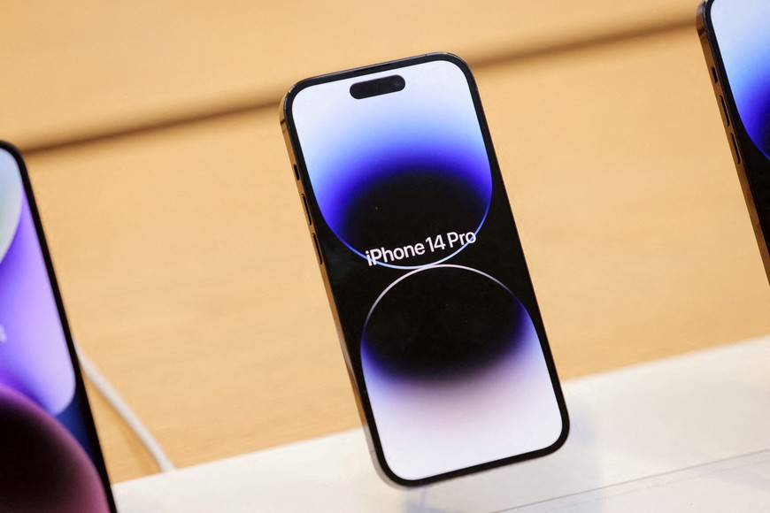 FILE PHOTO: The Apple iPhone 14 Pro is seen at the Apple Fifth Avenue store in Manhattan, New York City, U.S., September 16, 2022.  REUTERS/Andrew Kelly/File Photo