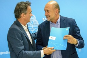El gobernador de la provincia de Santa Fe, Omar Perotti, junto al ministro de Obras Públicas de la Nación, Gabriel Katopodis. 