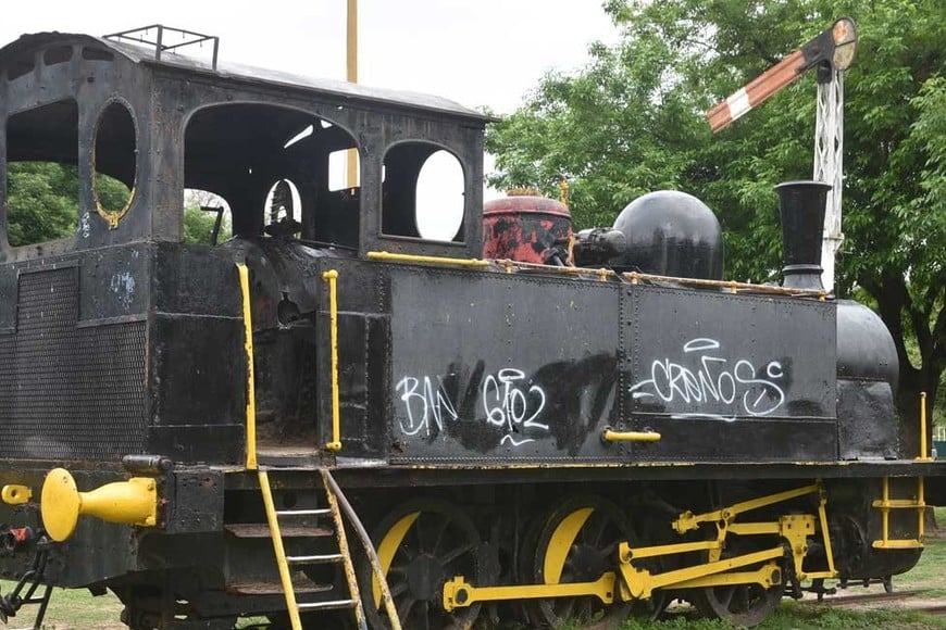 Son recurrentes los actos vandálicos sobre la estructura de la locomotora. Crédito: Luis Cetraro (Archivo)