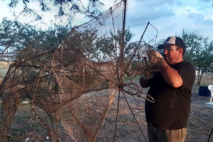 “Es un proyecto que viene de hace mucho tiempo, que estamos concretando de a poco, con la participación de 14 escultores, y 8 obras que representan a dinosaurios y mamíferos de la era de hielo, antiguos habitantes de estas tierras y el suelo argentino”, manifestó la presidenta comunal Patricia Arber.