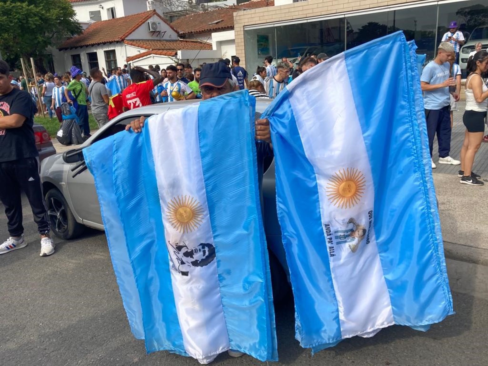 Gran cantidad de hinchas ya se acercan al estadio Monumental de Nuñez. La selección argentina se mide ante Panamá, en un amistoso en el que el fútbol es la excusa perfecta para que los campeones del mundo celebren el título ante su público.