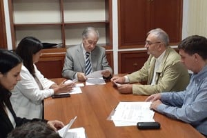 Clara García, Raúl Gramajo y Rubén Pirola durante la reunión de Acuerdos en las oficinas de la Comisión. Crédito: Senado de Santa Fe