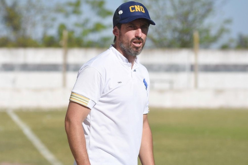 Martín Minella. El DT de El Quillá cuenta con todo el plantel para elegir los once que se medirán con el "Rojo" de Santo Tomé. Crédito: Pablo Aguirre.