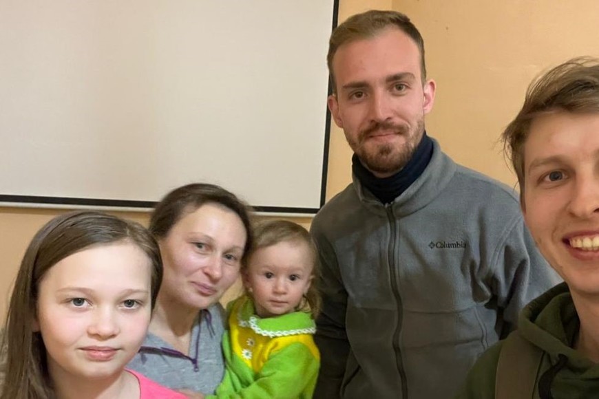 Oleksii Otkydach y Bryan Mayer junto a una familia ucraniana. Crédito: El Litoral.