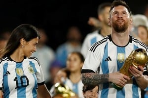 Messi en plena vuelta olímpica en el Monumental junto a su familia. Crédito: Reuters.