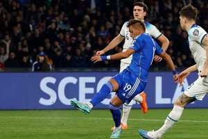 Retegui ya sacó el derechazo para el descuento de Italia. Crédito: Reuters.