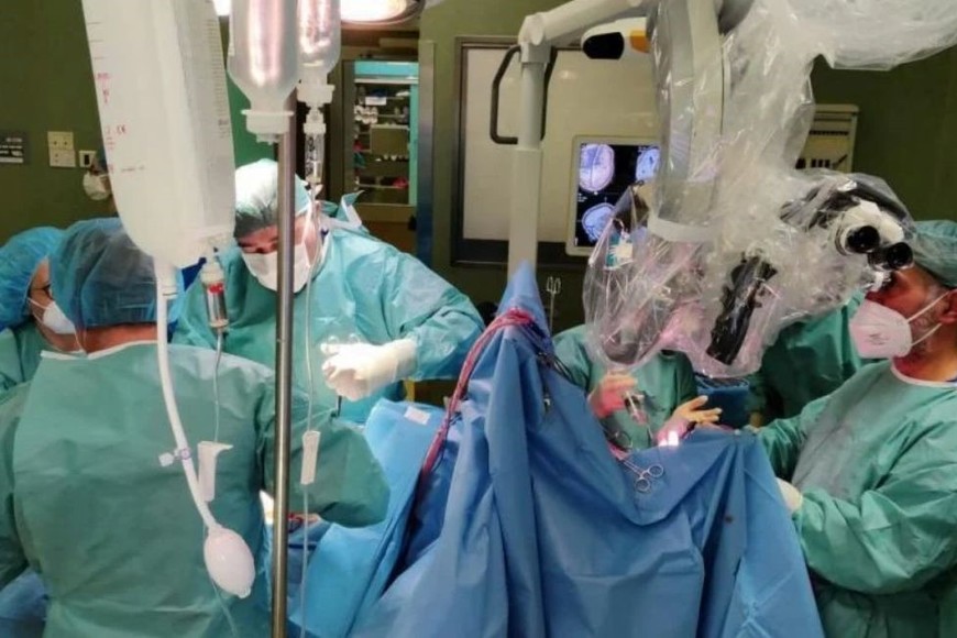 La  intervención quirúrgica duró cuatro horas
