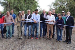 Giorgetti, recordó “la primera reunión que tuvimos, de mucha intensidad porque el programa estaba en sus primeros pasos, y ayer incorporamos la escuela rural número 100. Por eso, esperamos que la ley de Caminos de la Ruralidad sea una política de Estado y que el sector articule el desarrollo productivo en cada localidad de la Provincia”.
