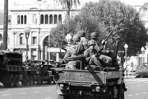 "Tal vez uno de los logros consistentes de la democracia recuperada en 1983 haya sido la derrota concluyente del militarismo".