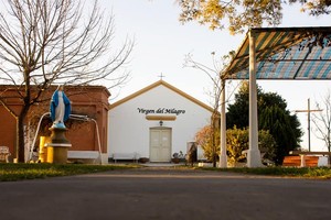 Ante un gran número de vecinos que se reunieron en el Club Atlético Felicia (se decidió realizar el acto allí, debido a las inclemencias climáticas) autoridades provinciales hicieron oficial la entrega de los documentos que declaran a la Capilla Virgen del Milagro como patrimonio de todos los santafesinos.
