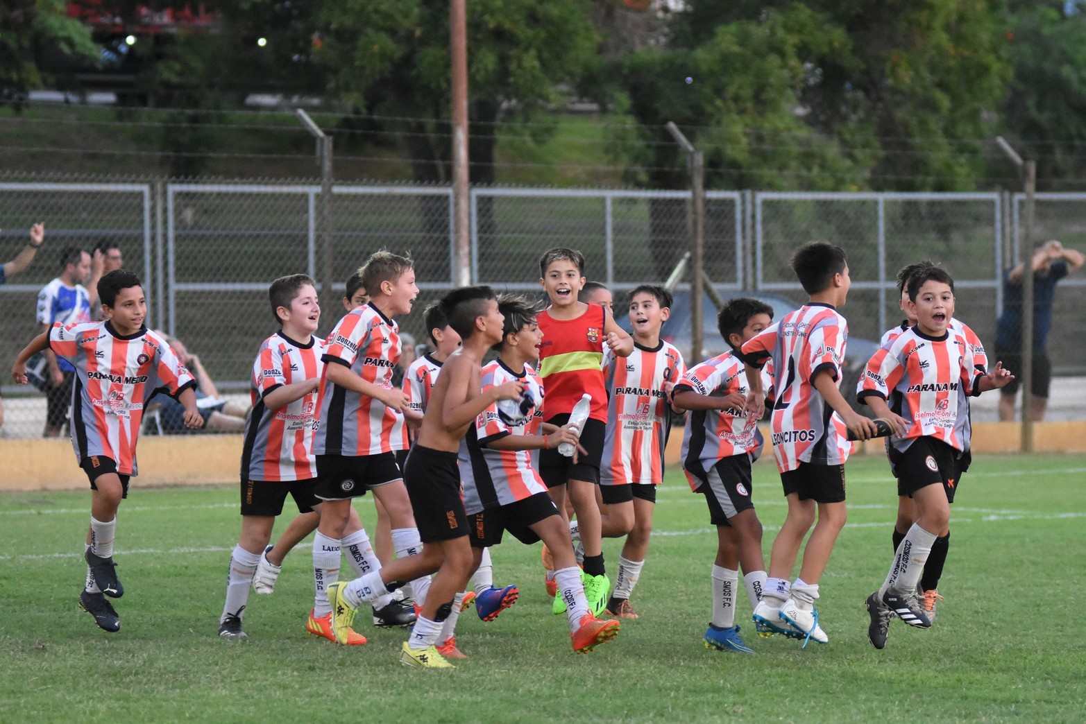 Cosmos FC y Naranjitos, los mejores del Tiburoncito. Finalizó el torneo de fútbol infantil en El Quillá. Luego de ocho jornadas, numerosos equipos de la ciudad y la región participaron de la segunda edición de esta competencia.