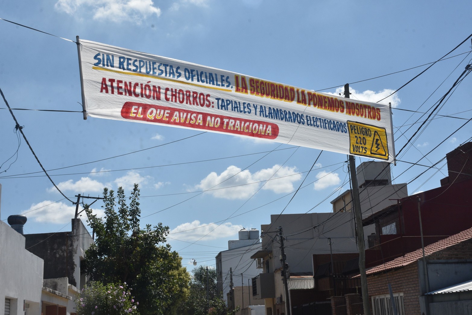 Pasacalles para la delincuencia. La inseguridad en la ciudad crece. Vecinos de barrio Escalante, hartos de los robos, compran armas y electrifican tapiales. Las víctimas denuncian asaltos a diario. Aseguran que la zona está liberada.