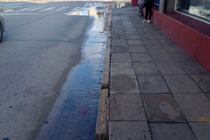 El agua corre y dobla por Salta hasta la Plaza del Soldado. Crédito: El Litoral.