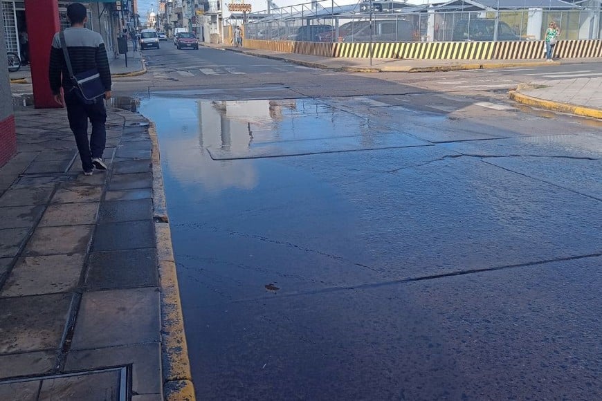 Una "laguna" en la esquina de Salta y 9 de Julio que genera muchas dificultades. Crédito: El Litoral.
