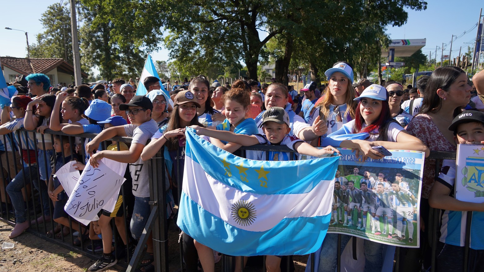 Miles de futboleros, muchos de ellos paraguayos con la “10” de Argentina, esperan por los campeones del mundo en Luque.