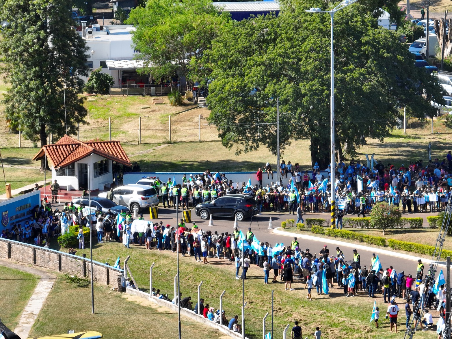 Miles de futboleros, muchos de ellos paraguayos con la “10” de Argentina, esperan por los campeones del mundo en Luque.