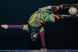 El espectáculo destaca el papel clave que la hinchada, los fanáticos y la familia juegan en este universo. 