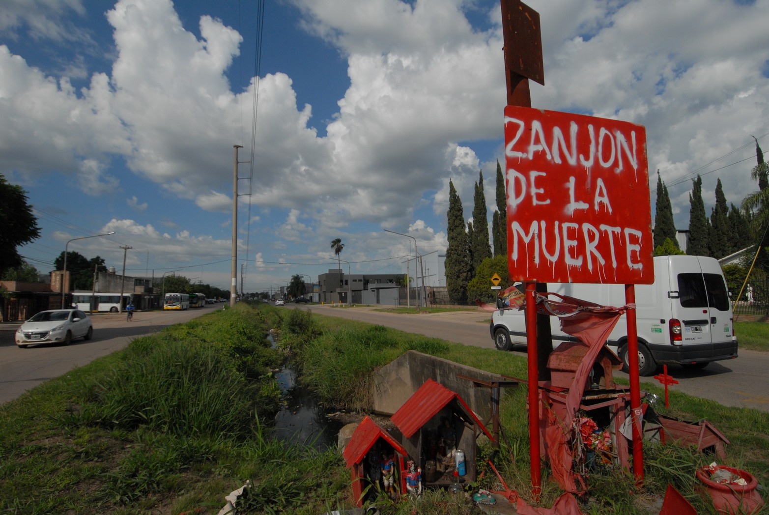 Uno de los carteles colocados por lo vecinos. Está ubicado en Facundo Quiroga y  Aristóbulo del Valle.