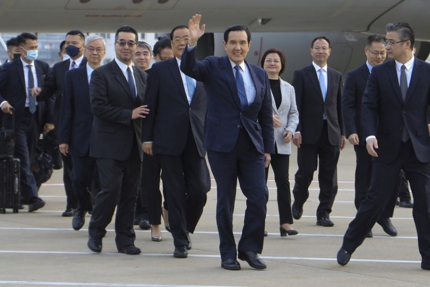 El saludo de Ma Ying-jeou en el Aeropuerto de Shanghái.