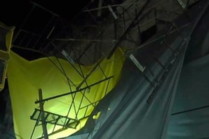 La estructura había sido colocada en el marco de los trabajos de restauración de la fachada que se realizan sobre la casona perteneciente a una perfumería.