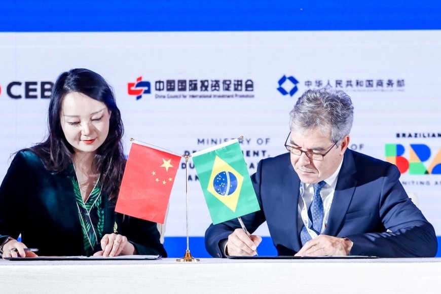 La firma del acuerdo incluye una lista más extensa de Apex Brasil con Venture Cup China y con Beijing Hycore Innovation de por medio. Crédito: Apex Brasil