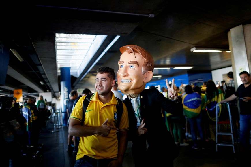 Los partidarios del expresidente de Brasil, Jair Bolsonaro, esperan su regreso. Créditos: Adriano Machado/ Reuters.
