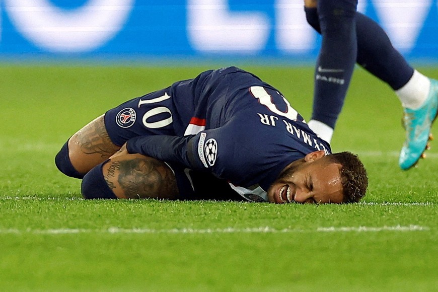 FILE PHOTO: Soccer Football - Champions League - Round of 16 First Leg - Paris St Germain v Bayern Munich - Parc des Princes, Paris, France - February 14, 2023 
Paris St Germain's Neymar reacts after sustaining an injury REUTERS/Christian Hartmann/File Photo