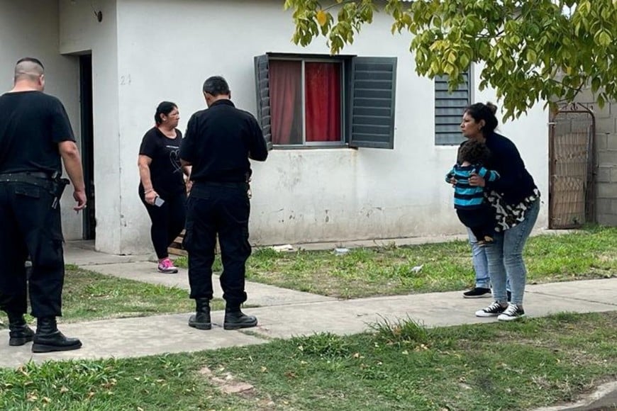 A la derecha de la imagen, Maia, la mamá de la nena de 11 años que padeció un intento de violación. Crédito: El Litoral.