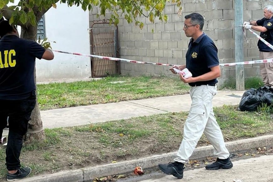 La Agencia de Investigación Criminal (AIC) actuó en el domicilio de Pasaje Aguiar y Combatientes de Malvinas, en el norte de la ciudad de Santa Fe. Crédito: El Litoral.