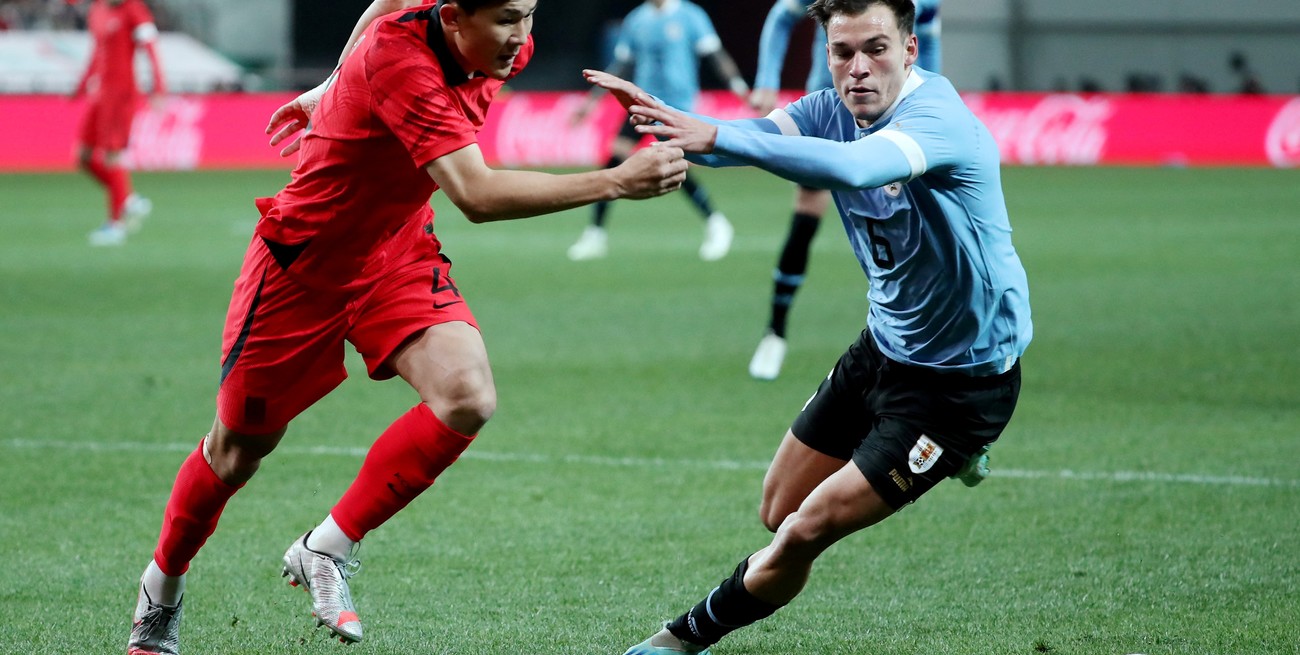 Soccer Football - International Friendly - South Korea v Uruguay - Seoul World Cup Stadium, Seoul, South Korea - March 28, 2023
Uruguay's Manuel Ugarte in action with South Korea's Kim Min-jae REUTERS/Kim Soo-Hyeon