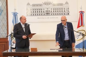 El momento del juramento de Víctor Debloc como nuevo ministro de Educación. Crédito: Gobierno de Santa Fe 